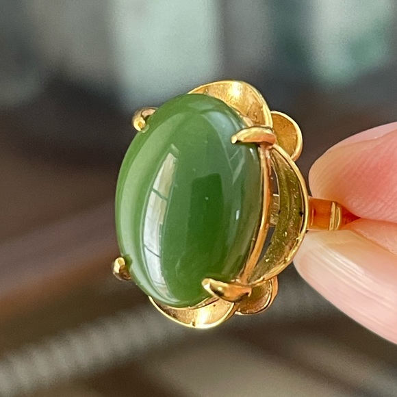 Nephrite jade color cabochon gold tone cocktail ring - Picture 3 of 11